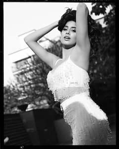 Janhvi Kapoor : డస్కీ లుక్​లో 13 లక్షల డ్రెస్​లో జాన్వీ కపూర్.. ఆ ఇయర్​రింగ్స్​ 50 వేల పైమాటే