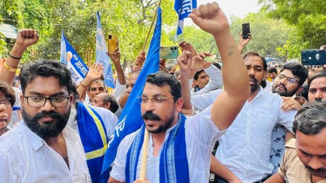 लखीमपुर: पुलिस कस्टडी में मौत, परिवार से शव छीनने का आरोप, चंद्रशेखर बोले- 'सख्त कार्रवाई हो' Nagina MP Chandrashekhar Azad demand Action on Lakhimpur Death in police custody लखीमपुर: पुलिस कस्टडी में मौत, परिवार से शव छीनने का आरोप, चंद्रशेखर बोले- 'सख्त कार्रवाई हो'