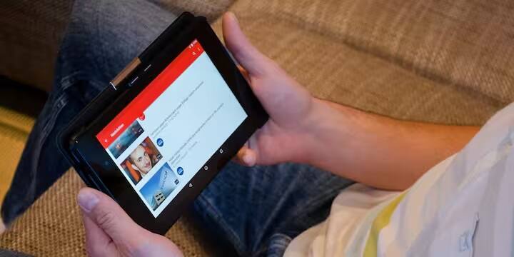 વીડિયો અપલૉડ કરતી વખતે યોગ્ય કીવર્ડ્સનો ઉપયોગ કરો અને વર્ણનમાં પણ તેનો ઉલ્લેખ કરો. આ તમારા વીડિઓને સર્ચ પરિણામોમાં ટોચ પર લાવશે.