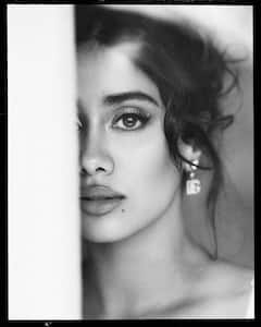 Janhvi Kapoor : డస్కీ లుక్​లో 13 లక్షల డ్రెస్​లో జాన్వీ కపూర్.. ఆ ఇయర్​రింగ్స్​ 50 వేల పైమాటే