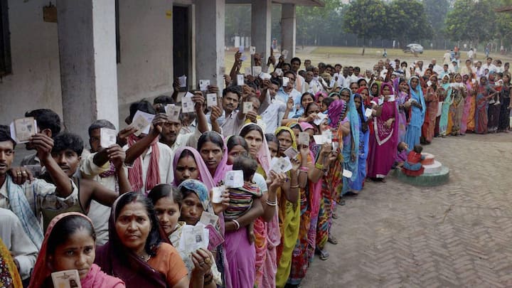 इसके अलावा अरुणाचल प्रदेश में भी पुरुष वोटर्स की संख्या 4,33,760 है. जो महिलाओं के 4,49,050 वोटर्स के मुकाबले 15,290 कम हैं. वहीं छत्तीसगढ़ की बात की जाए तो यहां पुरुष वोटर्स 1,01,80,405 है. जो 1,03,32,115 महिला वोटर्स से 1,51,710 कम हैं.