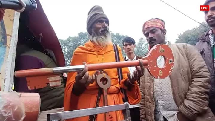 चाबी वाले बाबा - यूपी रायबरेली के हरिशचंद्र विश्वकर्मा को लोग चाबी वाले बाबा के नाम से जानते हैं. इनकी पास 20 किलों की बड़ी सी चाबी है. कहते हैं लोगों के मन में बसे अहंकार का ताला वेअपनी बड़ी सी चाबी से खोलते हैं. जहां भी जाते हैं, यादगार के तौर पर चाबी बना लेते हैं.