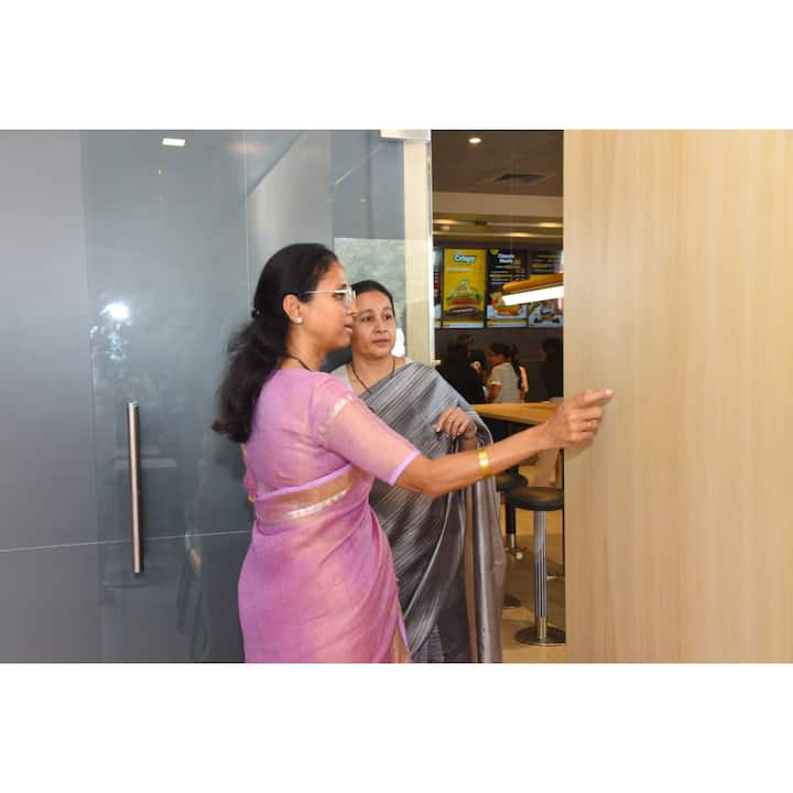 सुप्रिया सुळे यांनी बारामतीमधील पहिल्यावहिल्या McDonald आऊटलेची पाहणी केली.