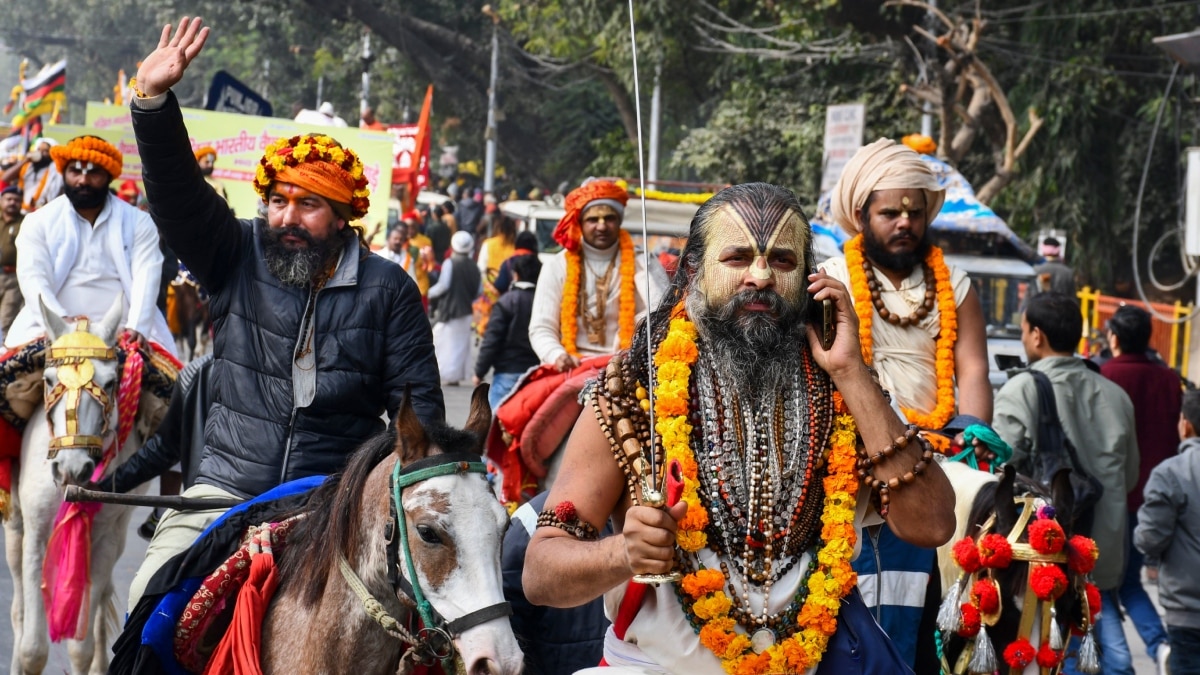 महाकुंभ 2025: शैव अखाड़ों के बाद वैष्णव अखाड़ों का भव्य छावनी प्रवेश, शहर में हुआ जगह-जगह स्वागत