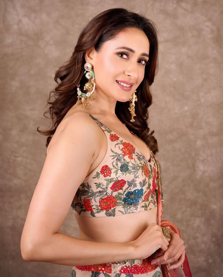 ఈ లుక్​ని మీరు సంక్రాంతి పండక్కి ట్రై చేయవచ్చు. సంక్రాంతికి కలర్​ఫుల్​గా కనిపించాలంటే ఈ లుక్​ని బెస్ట్ ఆప్షన్. (Images Source : Instagram/Pragya Jaiswal)