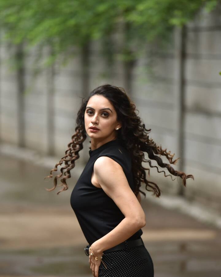 श्रुतीने तिचे काळ्या रंगाच्या को ओर्ड सेटमधले काही फोटो शेअर केले आहेत.