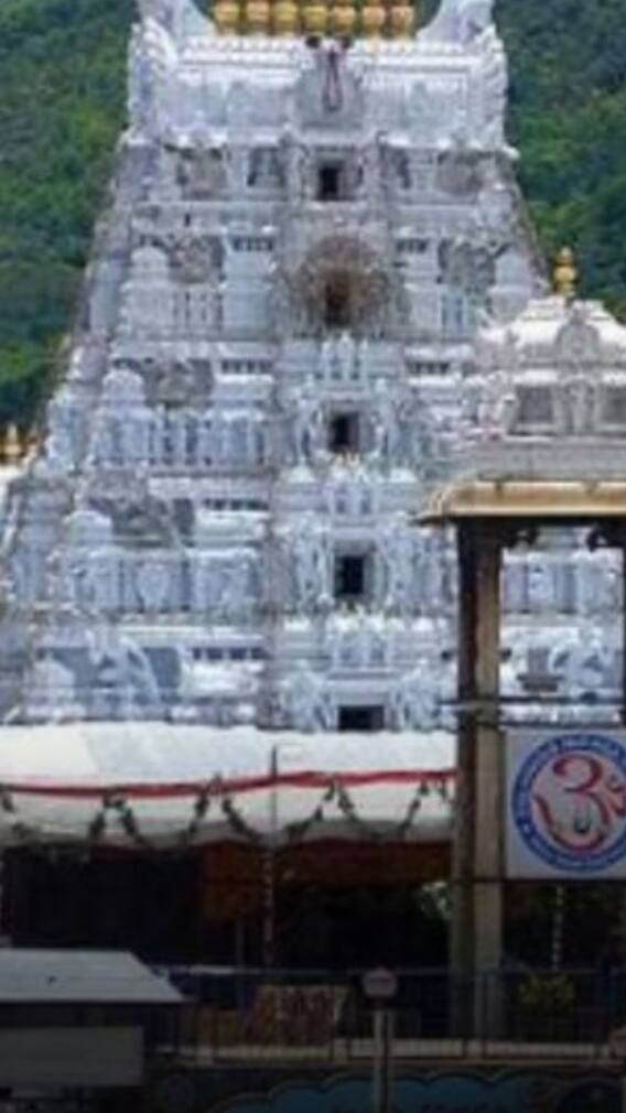 তিরুপতি মন্দিরে পদপিষ্ট হয়ে বহু মৃত্যু ! আহতদের দেওয়া হল CPR