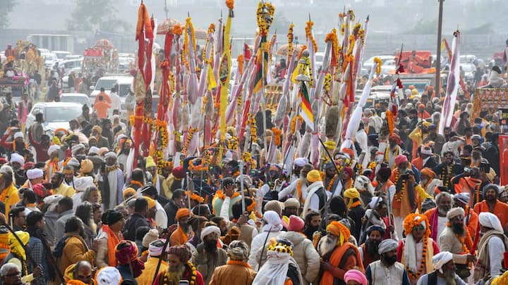 Maha Kumbh 2025 Budget: उत्तर प्रदेश सरकार प्रयागराज में होने वाले महाकुंभ की तैयारी में जोरों शोरों से लगी हुई है. इससे यूपी में दो लाख करोड़ रुपये तक की आर्थिक वृद्धि होने की उम्मीद है.