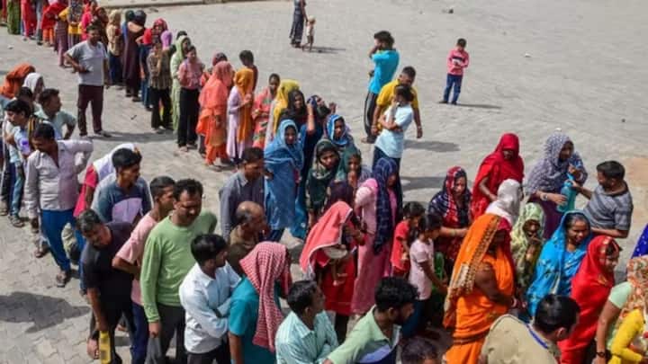 फिलहाल बात की जाए तो 99 करोड़ के आसपास देश में रजिस्टर्ड वोटर्स मौजूद है. जो कि दुनिया के कई देशों की जनसंख्या से भी कई गुना ज्यादा हैं. भारत के कुछ राज्यों में मेल वाटर ज्यादा है. वहां महिला वोटर पुरुषों के मुकाबले कम हैं.