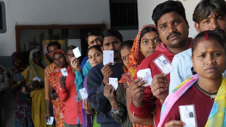 गोवा में भी महिला वोटर्स की संख्या 6,01,300 है. जो पुरुष 5,65,628 वोटर्स के मुकाबले 35,672 ज्यादा है. केरल में बात करें तो 1,39,96,729 महिला वोटर्स हैं. जो 1,31,02,288 पुरुष वोटर्स से 8,94,441 ज्यादा हैं.
