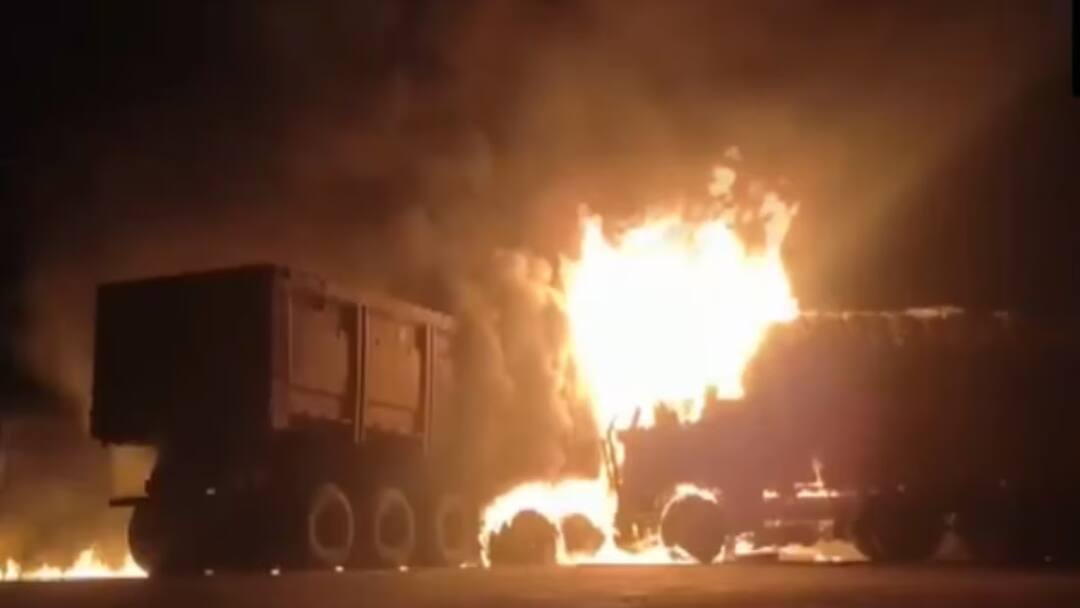 Indore fire broke out in  tanker filled with thinner factory burnt to ashes  no casualties Indore Fire: इंदौर में ​थिनर से भरे टैंकर में लगी भीषण आग, फैक्ट्री जलकर खाक, मचा हड़कंप