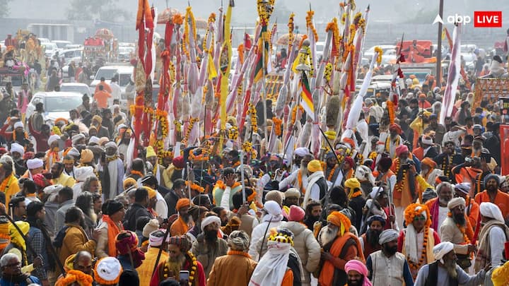 Prayagraj Kumbh: महाकुंभ मेला की तैयारियों के तहत प्रयागराज में 12 किलोमीटर क्षेत्र में घाटों का निर्माण किया जा रहा है, जिसमें CM योगी के दौरे से पहले सभी जरूरी सुविधाएं मुहैया कराई जा रही हैं.