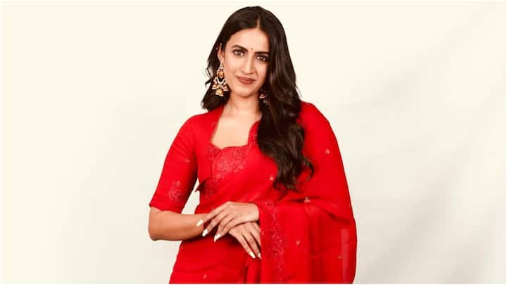 Niharika Konidela Saree Looks : హీరోయిన్ నిహారిక కొణిదెల తన లేటెస్ట్ ఫోటోలు ఇన్​స్టాలో షేర్ చేసింది. రెడ్ కలర్ శారీలో అందంగా నవ్వేస్తూ ఫోటోలకు ఫోజులిచ్చింది.