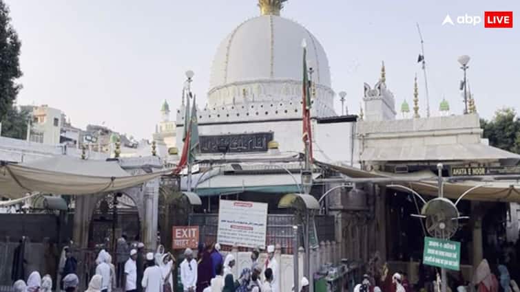 Pakistanis visit Ajmer Sharif for 813th Urs honoring Khwaja Moinuddin Chishti and seeking blessings Ajmer Sharif Urs 2025: 'लगा ही नहीं हम हिंदुस्तान में हैं', ख्वाजा के दर पहुंचे पाकिस्तानी, पीएम मोदी के लिए क्या बोले?