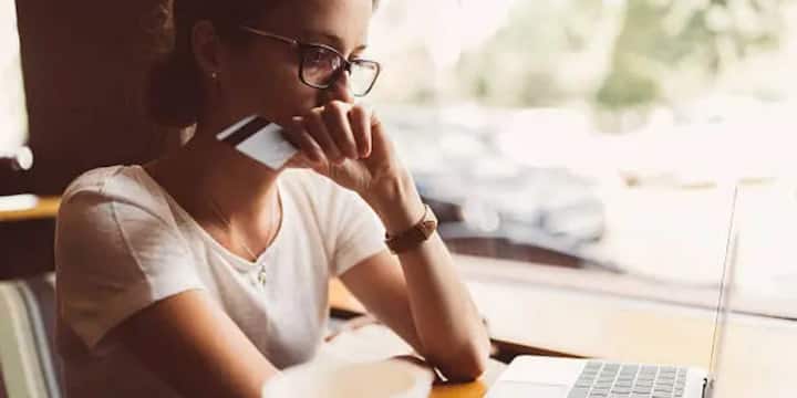 किसी भी अज्ञात या संदिग्ध कॉल को नजरअंदाज करें. इस तरह की धोखाधड़ी से बचने के लिए अपने करीबी लोगों को सतर्क करें. जियो समय-समय पर अपने यूजर्स को स्कैम से बचने के निर्देश देता है, उन पर अमल करें.