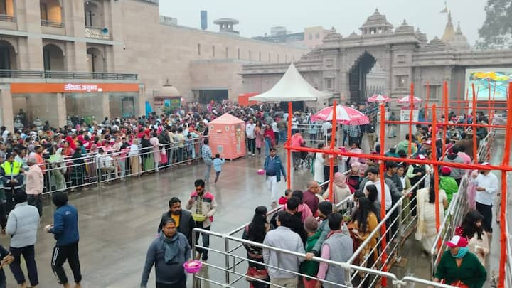 वाराणसी को सार्वकालिक देव महादेव शिव की भूमि माना जाता है। यहां मौत के बाद शव पर रोने की बजाय ढोल बजाने की परंपरा है।