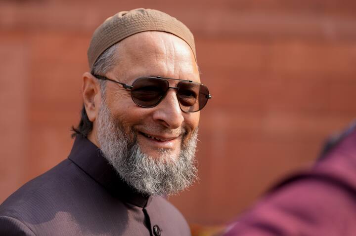 दिल्ली विधानसभा चुनाव में AIMIM जिन सीटों पर अपने उम्मीदवार उतारने वाली है, उसमें मुस्तफाबाद, सीलमपुर, बाबरपुर, मटिया महल, बल्लिमारान, चांदनी चौक, ओखला, सीमापुरी, सदर बाजार और जंगपुरा सीट शामिल है. AIMIM के दिल्ली प्रदेश अध्यक्ष शोएब जामई ने कहा कि इन सभी सीटों पर दो से तीन दिनों में उम्मीदवारों का ऐलान हो जाएगा.