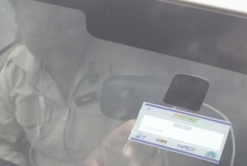 ਨਵੇਂ ਸਿਸਟਮ ਵਿੱਚ ਕੁਝ ਮਹੱਤਵਪੂਰਨ ਬਦਲਾਅ ਕੀਤੇ ਗਏ ਹਨ, ਜੋ ਡਰਾਈਵਰਾਂ ਨੂੰ ਪ੍ਰਭਾਵਿਤ ਕਰਨਗੇ...  ਹੁਣ ਟੋਲ ਸਟੇਸ਼ਨਾਂ 'ਤੇ ਜ਼ਿਆਦਾਤਰ ਕੰਮ ਡਿਜੀਟਲ ਤਰੀਕੇ ਨਾਲ ਕੀਤਾ ਜਾਵੇਗਾ। ਔਨਲਾਈਨ ਰੀਚਾਰਜ ਸਿਸਟਮ- ਹੁਣ ਟੋਲ ਫੀਸ ਦਾ ਭੁਗਤਾਨ ਔਨਲਾਈਨ ਰੀਚਾਰਜ ਰਾਹੀਂ ਕੀਤਾ ਜਾ ਸਕਦਾ ਹੈ। ਕੋਰੋਨਾ ਤੋਂ ਬਾਅਦ ਦੀ ਸਥਿਤੀ ਕੋਰੋਨਾ ਮਹਾਂਮਾਰੀ ਤੋਂ ਬਾਅਦ, ਲੋਕਾਂ ਨੇ ਡਿਜੀਟਲ ਮਾਧਿਅਮਾਂ ਨੂੰ ਵਧੇਰੇ ਤਰਜੀਹ ਦਿੱਤੀ ਹੈ। ਇਸੇ ਲਈ ਸਰਕਾਰ ਨੇ ਡਿਜੀਟਲ ਕਲੈਕਸ਼ਨ ਸਿਸਟਮ ਨੂੰ ਉਤਸ਼ਾਹਿਤ ਕਰਨ ਦਾ ਫੈਸਲਾ ਕੀਤਾ ਹੈ।