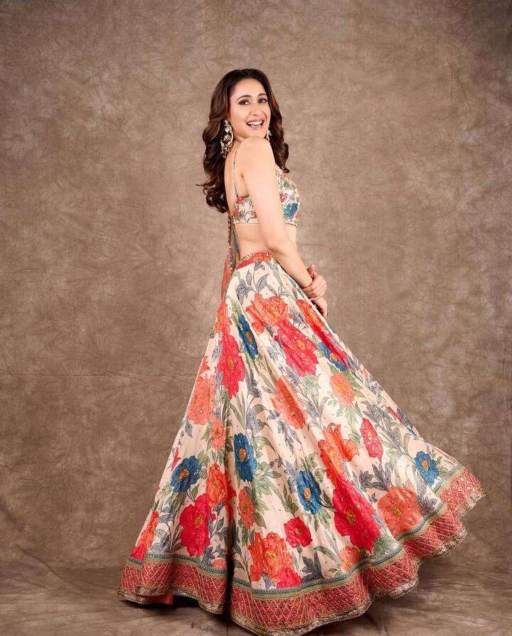 పువ్వులతో వచ్చిన కలర్​ ఫుల్ లెహంగాను ధరించి.. దానికి మ్యాచింగ్ స్ట్రాప్స్​ బ్లౌజ్​ను వేసుకుంది. తన లుక్​ని మరింత ఎలివేట్ చేసేలా చున్నీని వేసుకుంది ప్రగ్యా. (Images Source : Instagram/Pragya Jaiswal)
