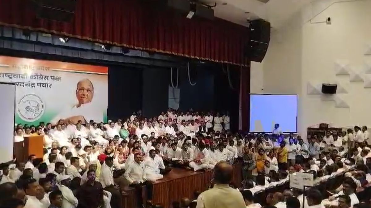 Sharad Pawar : मराठा सोडून सामान्य कार्यकर्त्याला भेटणारा, वेळ देऊ शकेल अशा तरुण चेहऱ्याला प्रदेशाध्यक्षपदी संधी द्या; थेट शरद पवारांसमोर मागणी!