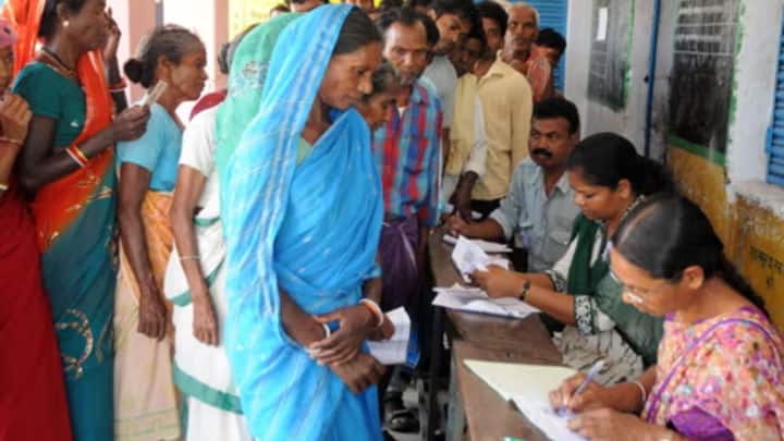 तो वहीं भारत के कुछ राज्य जैसे भी हैं. जहां पुरुष वोटर्स कम हैं. और महिला वोटर्स ज्यादा है. और यह आंकड़ा सिर्फ एक दो राज्यों का नहीं है. बल्कि भारत के कुल 13 राज्यों में पुरुषों के मुकाबले महिला वोटर ज्यादा संख्या में हैं. चलिए आपको बताते हैं आंकड़े.