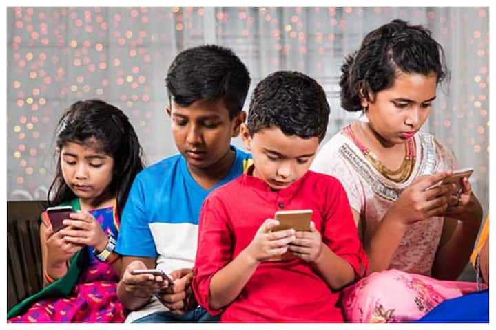 आज के दौर में सोशल मीडिया पर अकाउंट बनाना टॉफी खरीदने से भी आसान हो गया है जिसका असर हमे छोटी उम्र के बच्चों में बड़ी ही आसानी से देखने को मिल जाता है.