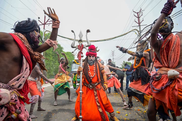 Sadhus of the Shree Mahanirvani Akhada perform in the 'Chavni Pravesh' ahead of the Mahakumbh, at Sangam in Prayagraj, Uttar Pradesh. (Image Source: PTI)