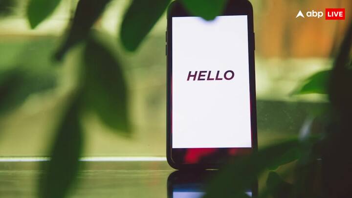 टेलीफोन पर हैल्लो बोलने की शुरूआत को लेकर कई कहानियां प्रचलित हैं. एक कहानी है कि ग्राहम बेल की गर्लफ्रेंड का नाम मारग्रेट हेलो था. इसलिए उन्होंने फोन पर बात शुरू करने से पहले हर बार हेलो कहना शुरू किया था.