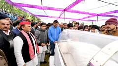 चाचा राजपाल सिंह के निधन पर भावुक अखिलेश यादव, डिंपल ने दी श्रद्धांजलि, सैफई में अंतिम दर्शन के लिए पहुंचे लोग