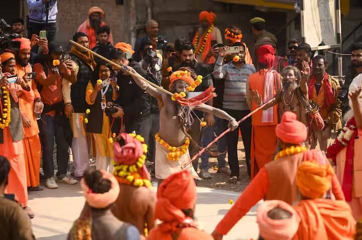 नागा साधु दिगंबर ने कहा कि हम योद्धाओं की तरह तैयार हैं. उन्होंने कहा कि नागाओं को अखाड़ों में लाठी चलाना, भाला चलाना, निशानेबाजी और कुश्ती सिखाई जाती है. उन्होंने कहा कि नागाओं द्वारा भविष्य में धर्म को होने वाले किसी भी नुकसान को रोकने के लिए ऐसा किया गया था।