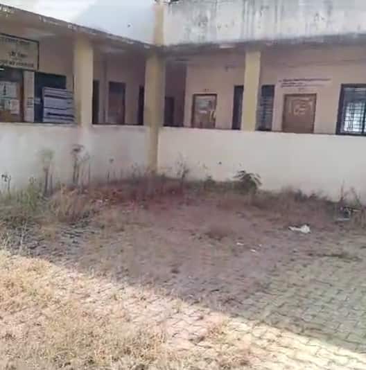 मुख्यमंत्र्यांनी दिलेल्या सात कलमी कार्यक्रमानुसार स्वच्छतेवर भर देण्यात आला आहे, परंतु या इमारतीची दुरवस्था पाहून तो कितपत अंमलात आणला जातोय, यावर प्रश्नचिन्ह आहे.