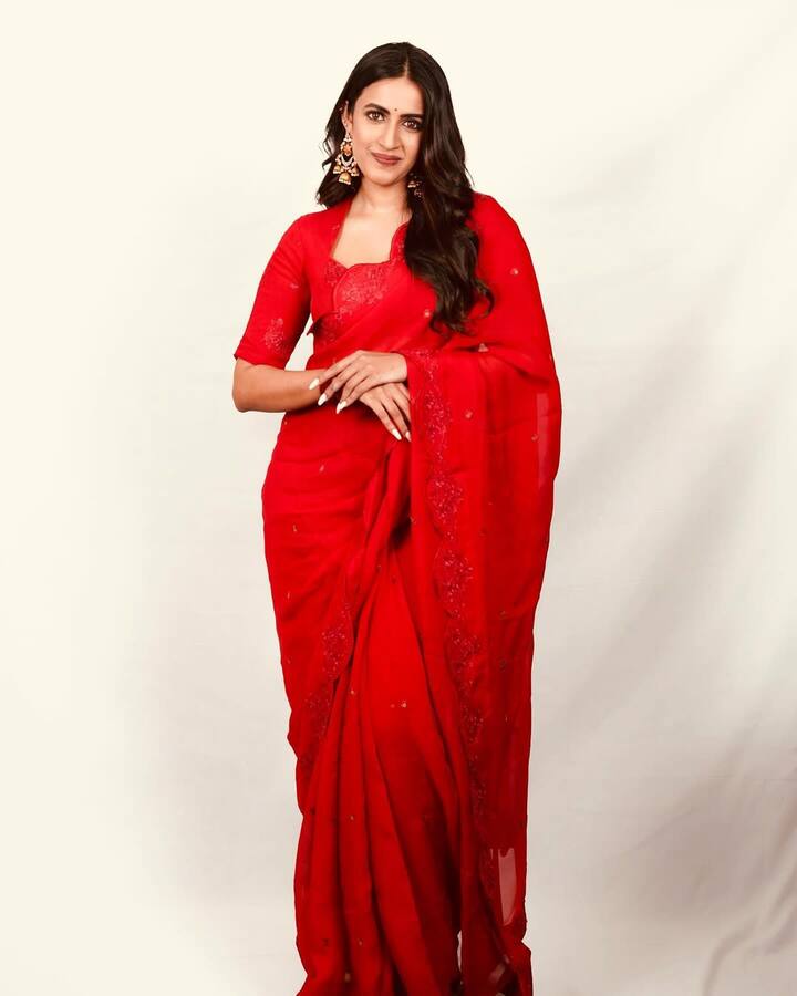 ఈ ఫోటోలను ఇన్​స్టాలో షేర్ చేసి.. Red therapy 🌹 అంటూ క్యాప్షన్ ఇచ్చింది. ఓ అభిమాని.. Red is attractive like your smile ☺️ అంటూ కాంప్లిమెంట్ ఇచ్చాడు.(Images Source : Instagram/Niharika Konidela)