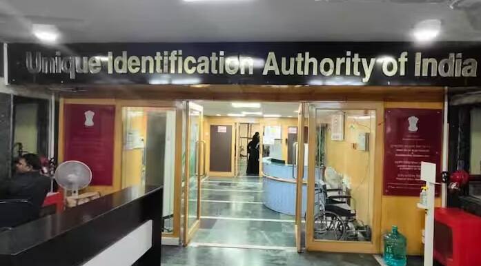 कई बार लोग आधार कार्ड बनवाते समय कुछ गलत जानकारी दर्ज कर देते हैं। जो बाद में उनके लिए मुसीबत बन जाता है. क्योंकि गलत जानकारी दर्ज होने के कारण वे आधार कार्ड को दस्तावेज के रूप में उपयोग नहीं कर सकते हैं।