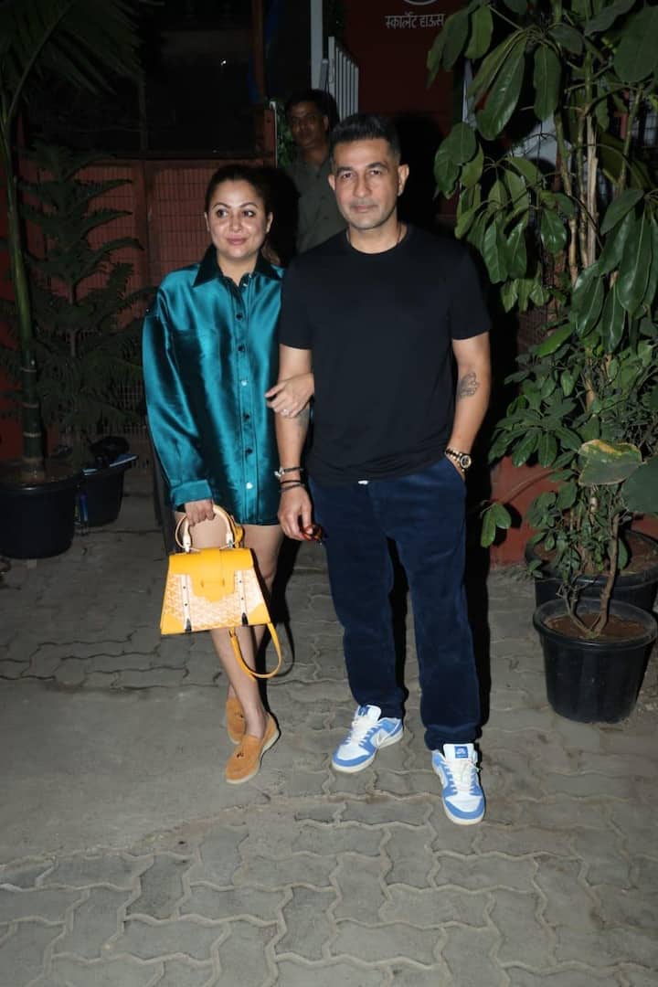 मलाइका अरोड़ा की बहन अमृता अरोड़ा अपने पति के साथ पहुंची थीं. उनके लुक की बात करें तो उन्होंने टील ब्लू कलर की शर्ट ड्रेस पहनी थी.