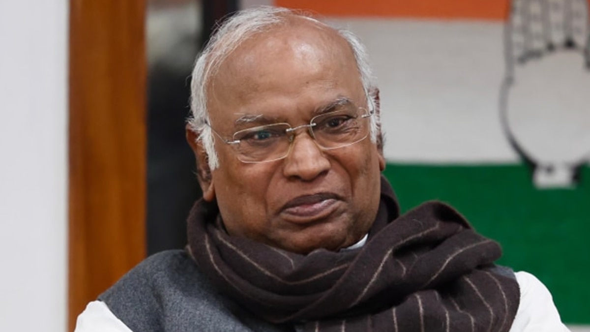 UP Politics Case Filed in Agra court on Mallikarjun Kharge Hurting  Religious Sentiments ann | कांग्रेस अध्यक्ष खरगे की बढ़ सकती हैं मुश्किलें!  कोर्ट में 14 जनवरी को होगी मामले की ...