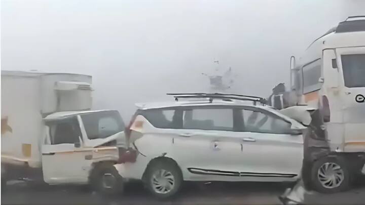 उत्तर प्रदेश के मुरादाबाद बाईपास पर कोहरे के कारण कई वाहनों में जोरदार टक्कर हो गई.