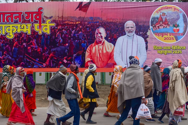 Devotees arrive to take a holy dip in the River Ganga on the first day of the New Year 2025 ahead of Mahakumbh Mela, at Sangam in Prayagraj, Wednesday, Jan. 1, 2025. (Image Source: PTI)