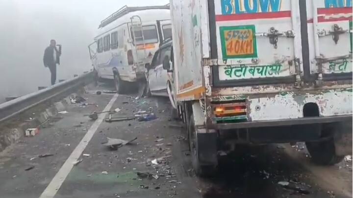 वहानों में हुई जोरजदार टक्कर में पुलिस की पीआरबी गाड़ी भी टकरा गई. इस हादसे में पुलिस की वाहन भी क्षतिग्रस्त हुई है.