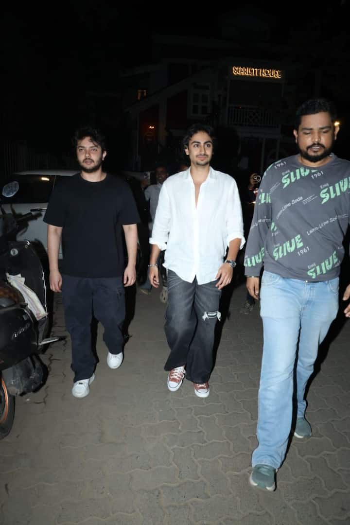 मलाइका के बेटे अरहान भी फैमिली डिनर पर गए थे. वो अपने कजिन के साथ नजर आए. अरहान के लुक की फैंस काफी तारीफ कर रहे हैं.