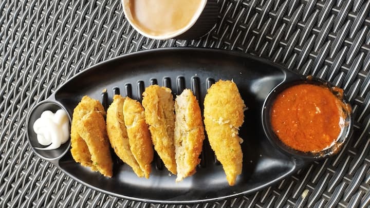 1. Kurkure Momos: Kurkure Momos are perfect for those who want a crispy treat for a snack. Momos are a culinary delight with both softness and flavour located within, and are deep fried till their rounded edges gently brown out, however, this style is unlike the traditional prep style.  (Image Source: Canva)