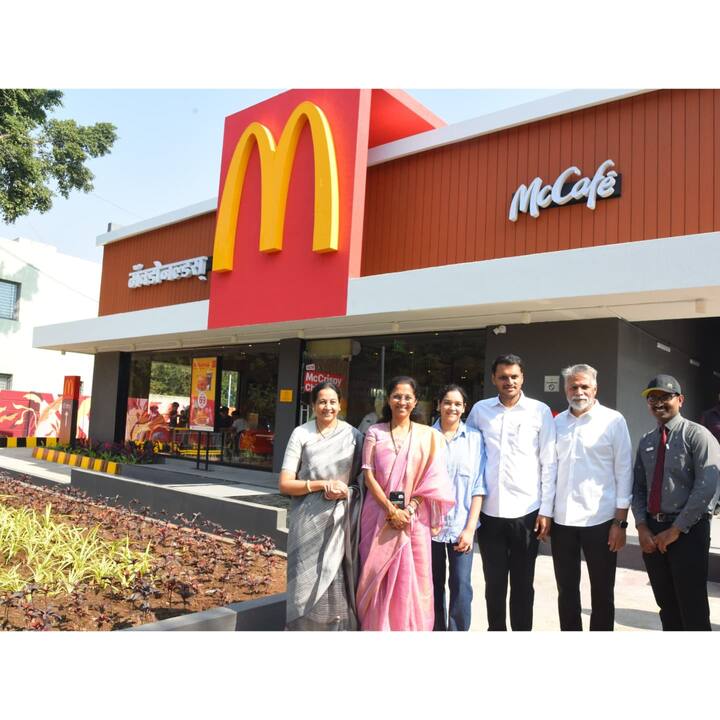 अख्ख्या महाराष्ट्रात शरद पवारांची बारामती कायम चर्चेचा विषय असते. आता आणखी एका कारणामुळे बारामती चर्चेत आले आहे. कारण बारामतीमध्ये मॅकडोनाल्डचे आऊटलेट सुरु झाले आहे.