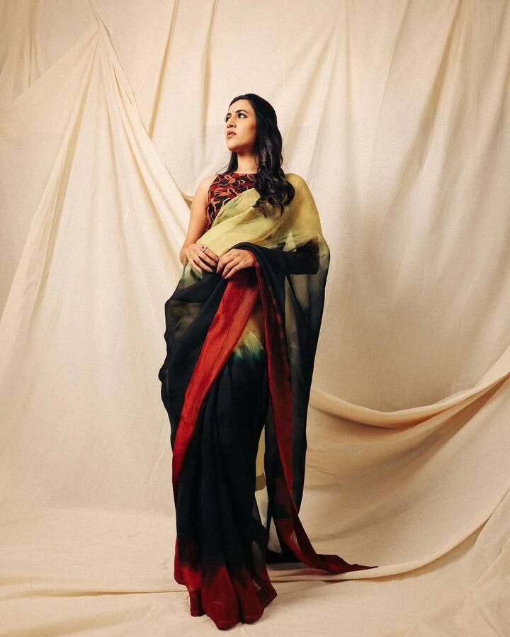 ప్రస్తుతం తమిళ్​లో మద్రాస్​కరన్, వాట్​ ద ఫిష్ అనే సినిమాలు చేస్తుంది. (Images Source : Instagram/Niharika Konidela)