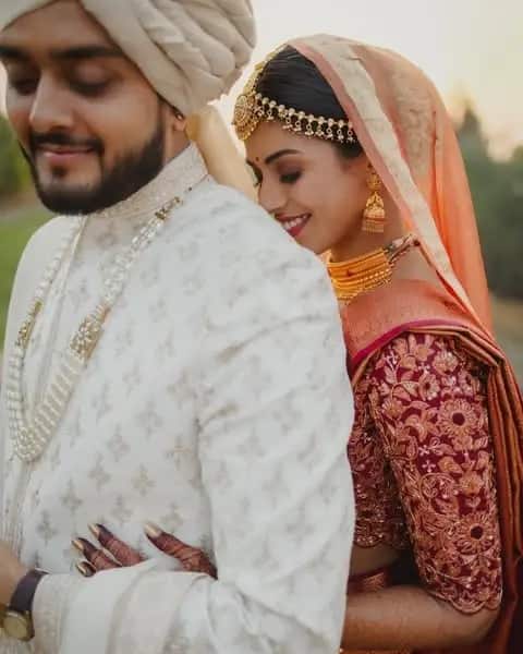 अभिनेत्री स्वरदा ठिगळेचा पती सिद्धार्थ राऊत इंटिरियर डिझायनर आहे.