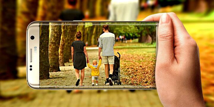 स्मार्टफोन में होलोग्राम डिस्प्ले की सुविधा होगी, जिससे 3D प्रोजेक्शन के जरिए वीडियो कॉल और वर्चुअल मीटिंग्स और भी प्रभावशाली बनेंगी.