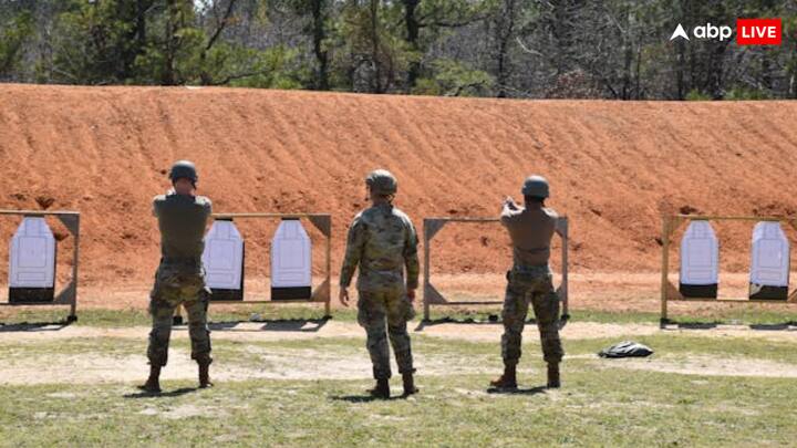 आपको जानकर आश्चर्य होता कि यमन समेत कई ऐसे मुस्लिम मुल्क हैं, जहां पर मौत की सजा पाए कैदी को गोली मारकर सजा दी जाती है. आज हम आपको बताएंगे कि किन देशों में गोली मारकर मौत की सजा दी जाती है.