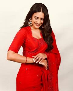 Niharika Konidela : రెడ్ శారీలో నిహారిక కొణిదెల.. ఆమె స్మైల్​లాగానే రెడ్ అట్రాక్టివ్​గా ఉందట