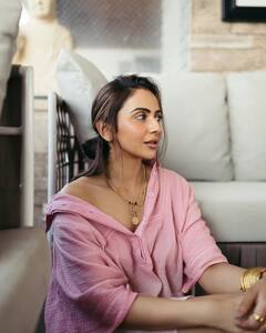 Rakul Preet Singh : పింక్ షర్ట్​లో హాట్ ఫోటోషూట్ చేసిన రకుల్ ప్రీత్ సింగ్.. క్యాప్షన్ ఫ్యాన్సే చెప్పాలట