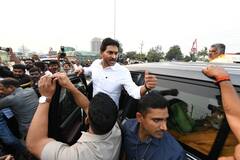 YS Jagan : ట్రాఫిక్‌లో ఇరుకున్న వైఎస్‌ జగన్ కాలినడకన వెళ్లి తొక్కిసలాట బాధితులకు పరామర్శ