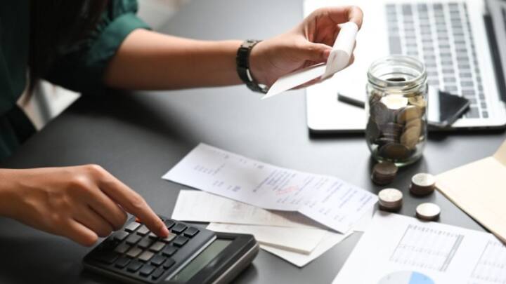 हालांकि कई बार बैंक खातों में और आवेदनों में कुछ जानकारी मिसमैच होने के चलते पैसे वापसी में देरी हो सकती है. अगर किसी को पैसे वापस नहीं आए हैं तो फिर वह यमुना प्राधिकरण के कार्यालय में जाकर संपर्क कर सकता है.