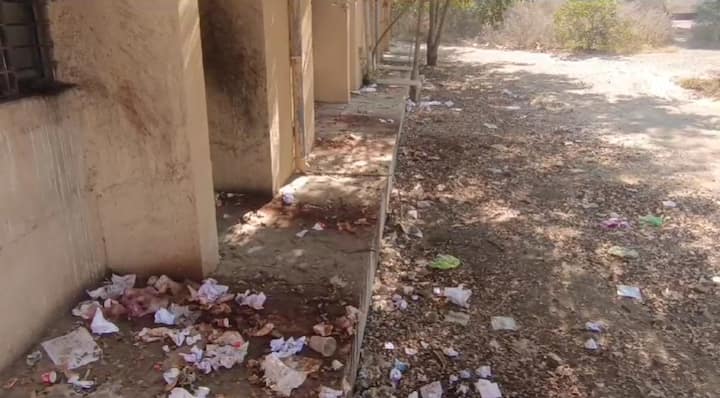 भिंतींवर पानांच्या पिचकाऱ्यांचे डाग असून, इमारतीचा संपूर्ण परिसर दुर्लक्षित झाला आहे.